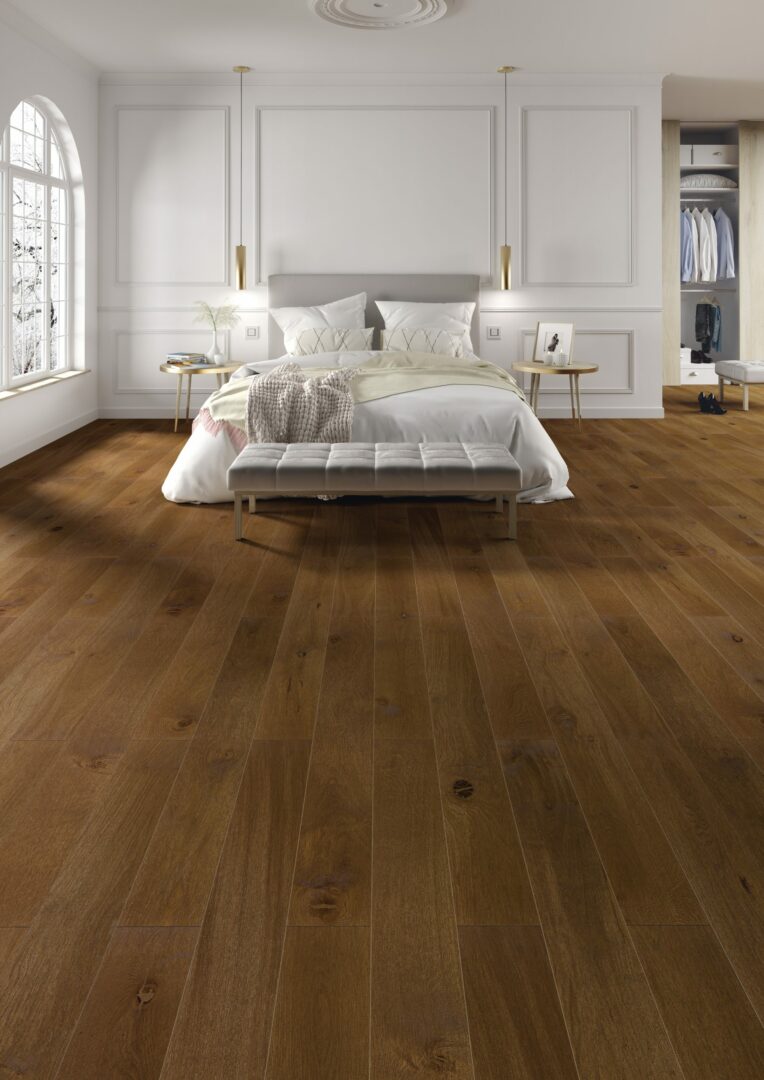 Alliance Bois - Tassin - Lyon - ALSAFLOORING - Tendance et intemporel, l’aspect marqué et séduisant de notre « chêne cuir » donnera tout son éclat à une atmosphère authentique et inspirée. Ses notes chaudes et terrestres s’inscrivent parfaitement dans la tendance rétro chic. 