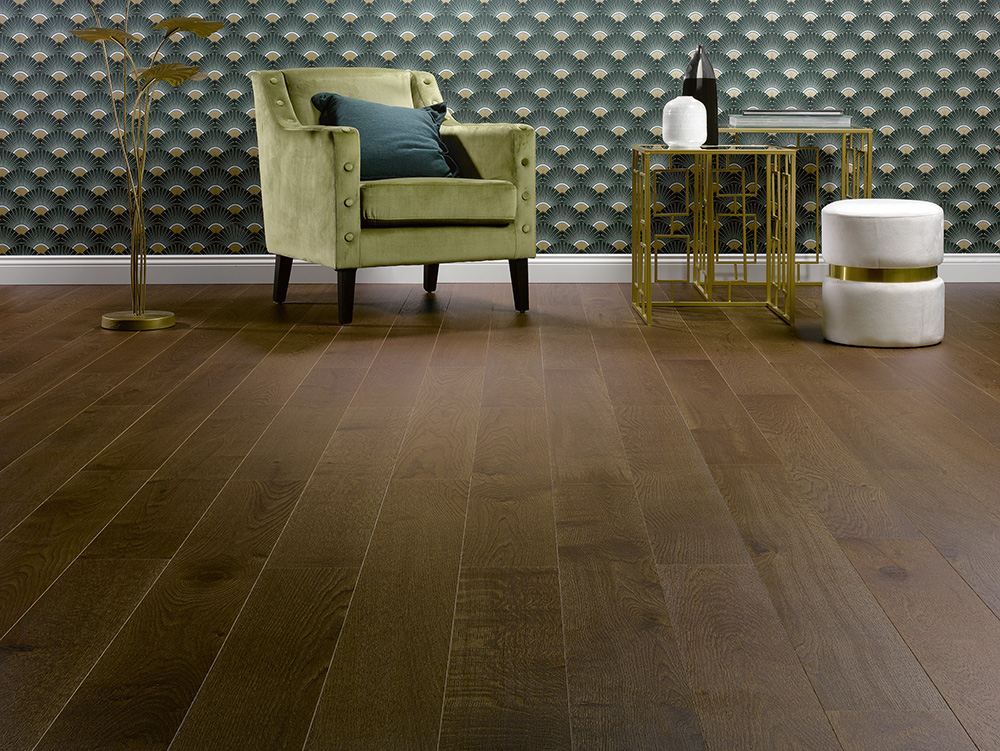 Alliance Bois - Tassin - Lyon - ALSAFLOORING - Le caractère et la profondeur de « Chestnut » apportera élégance et intensité à vos espaces. Intemporelle, cette teinte affirmée mettra en valeur des nuances foncées chocolat et conviendra parfaitement à une décoration de style rétro-chic. 