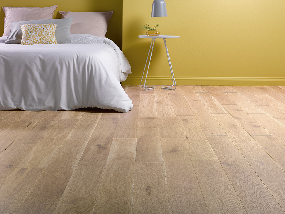 Alliance Bois - Tassin - Lyon - ALSAFLOORING - Ses nuances ambrées sont une ode à la nature. Cette teinte chaleureuse saura créer une atmosphère enveloppante et rassurante à votre intérieur tout en gardant un aspect rustique. 