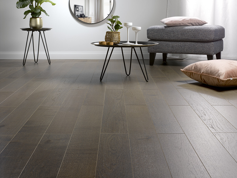 Alliance Bois - Tassin - Lyon - ALSAFLOORING - La teinte grisée « Acier » modernisera résolument vos espaces. Ce coloris sublimera tous types de mobiliers et donnera un aspect contemporain et sophistiqué à votre décoration. 