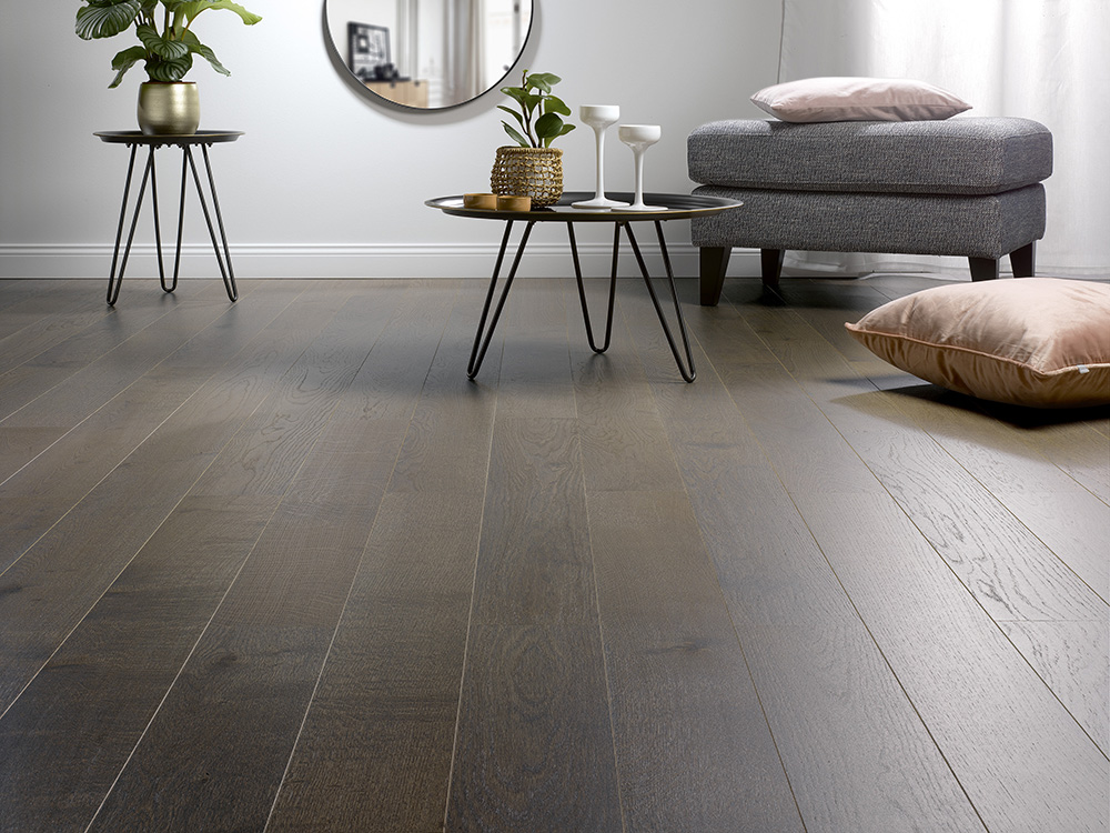 Alliance Bois - Tassin - Lyon - ALSAFLOORING - La teinte grisée « Stone » modernisera résolument vos espaces. Ce coloris sublimera tous types de mobiliers et donnera un aspect contemporain sophistiqué. 