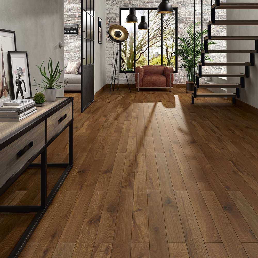 Alliance Bois - Tassin - Lyon - ALSAFLOORING - Caractère et profondeur sont les maitres-mots de « Safari ». Cette teinte noble, affirmée, aux nuances terre brûlée, met en valeur le grain unique du bois tout en apportant élégance et intensité à vos espaces. 