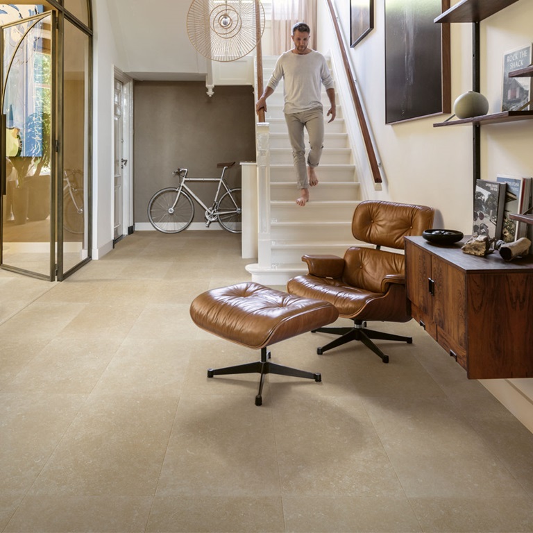 Alliance Bois - Tassin - Lyon - QUICK-STEP - Dalle luxueuse de taille moyenne Chanfrein authentique Compatible avec un plancher chauffant/rafraîchissant Aspect de pierre naturelle Résistant à l’eau Garantie domestique à vie 