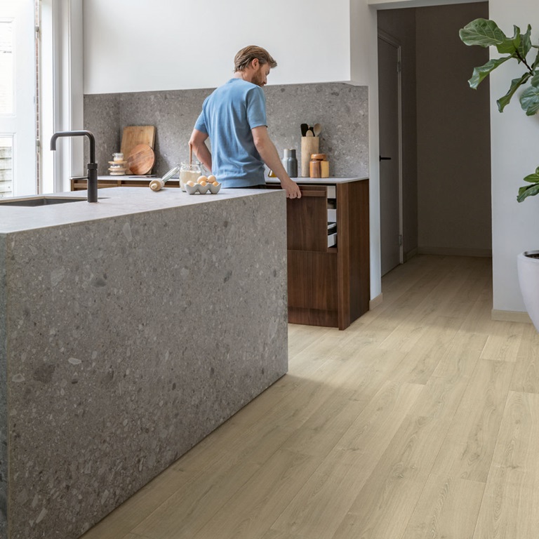 Alliance Bois - Tassin - Lyon - QUICK-STEP - Cachet authentique du bois Chanfrein authentique Lame standard Garantie domestique à vie Certificat C2C Material Health Compatible avec un plancher chauffant/rafraîchissant Résistant à l’eau 