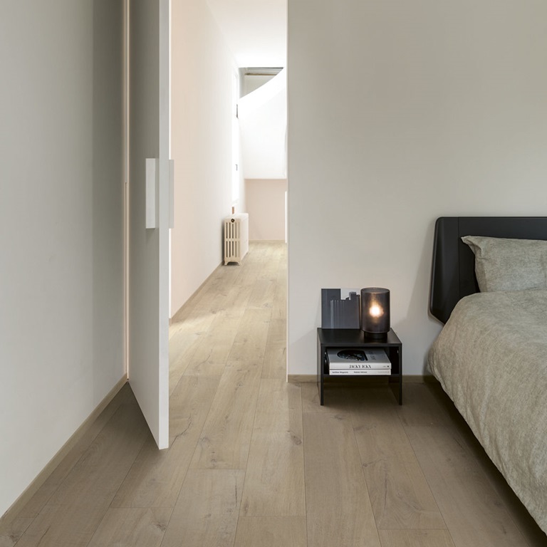 Alliance Bois - Tassin - Lyon - QUICK-STEP - Mix & Match avec les designs de dalle Chanfrein authentique Lame standard Compatible avec un plancher chauffant/rafraîchissant Cachet authentique du bois Garantie domestique à vie Résistant à l’eau 